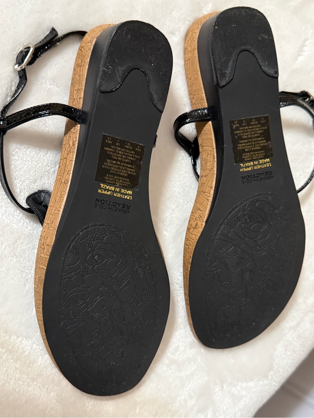 Kenneth Cole Black Patent T-Strap Toe-Post Sandals - Picture 7 of 7